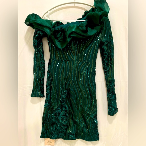 Emerald green sequin cocktail dress. - Picture 2 of 2